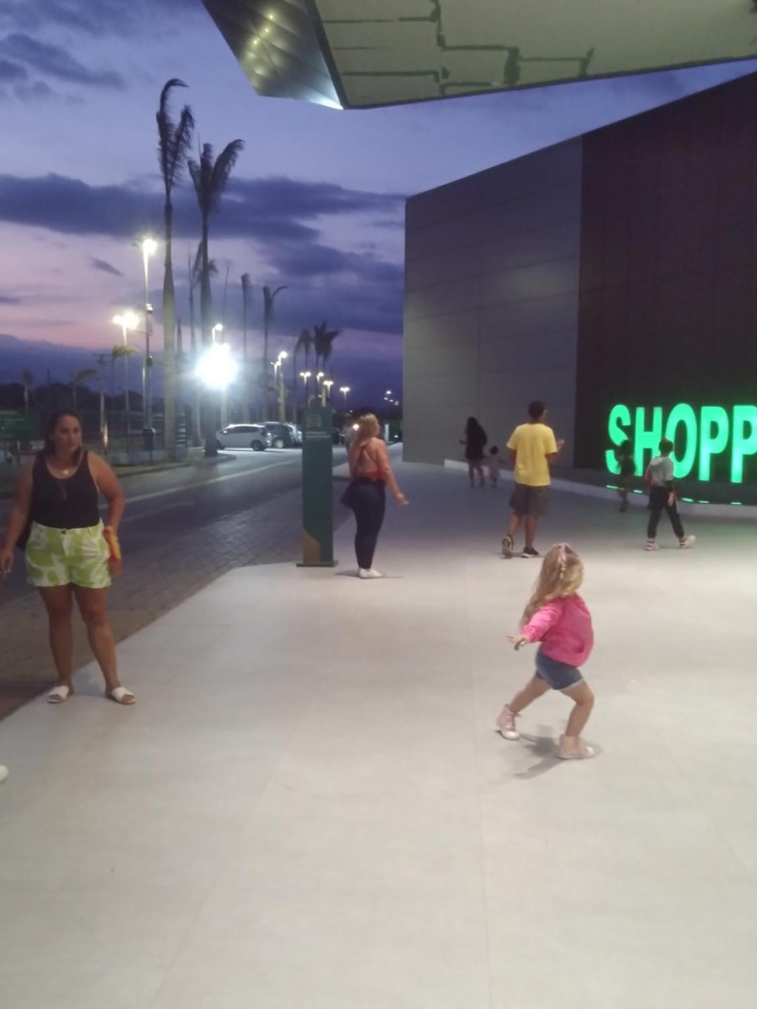 Luias Guesthouse: Beachfront With Shopping Access Rio das Ostras
